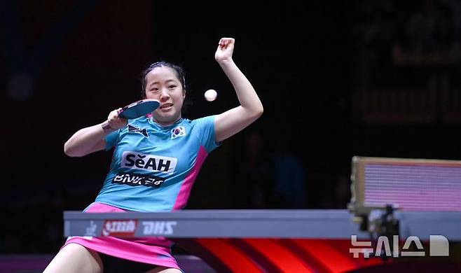 [도하(카타르)=뉴시스] 사진공동취재단 = 신유빈이 22일(현지 시간) 카타르 도하 루사일 아레나에서 열린 2025 국제탁구연맹(ITTF) 세계선수권대회 여자단식 16강 중국 쑨잉사와 경기를 펼치고 있다. 2025.05.23. photo@newsis.com