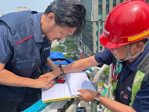 임단협 합의서에 도장 찍는 김형수 지회장(왼쪽) [금속노조 경남지부 제공. 재판매 및 DB 금지]