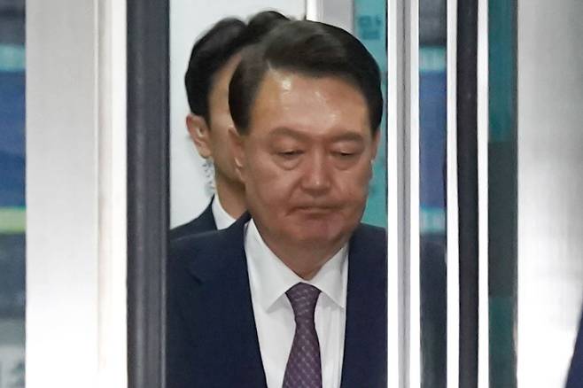 윤석열 전 대통령이 16일 서울 서초구 서울중앙지방법원에서 열린 내란 우두머리 혐의·직권남용 권리행사 방해 혐의 사건 7차 공판을 마치고 법원을 나서고 있다. 연합뉴스