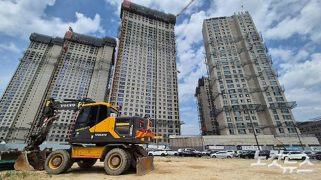 청주시 흥덕구 송절동 일대 테크노폴리스지구의 아파트 건설 현장. 최범규 기자