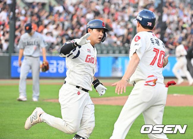 [OSEN=부산, 이석우 기자] 18일 부산 사직야구장에서 2025 신한 SOL 뱅크 KBO 리그 롯데 자이언츠와 한화 이글스의 경기가 열렸다. 홈팀 롯데는 홍민기가, 방문팀 한화는 엄상백이 선발 출전했다.롯데 자이언츠 박재엽이 2회말 2사 1,2루 좌월 3점 홈런을 치고 하이파이브를 하고 있다. 2025.06.18 / foto0307@osen.co.kr