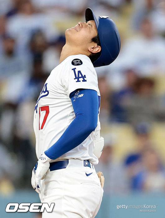 [사진] LA 다저스 오타니 쇼헤이가 공에 맞은 뒤 고통스러워하고 있다. ⓒGettyimages(무단전재 및 재배포 금지)