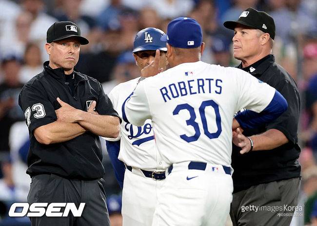 [사진] LA 다저스 데이브 로버츠 감독이 퇴장을 당한 뒤 트립 깁슨 심판(왼쪽)에게 항의하고 있다. ⓒGettyimages(무단전재 및 재배포 금지)