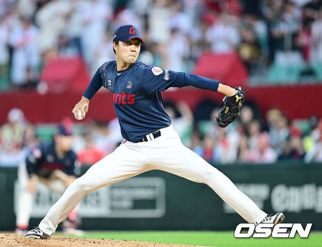 [OSEN=인천, 최규한 기자] 15일 인천 SSG랜더스필드에서 ‘2025 신한 SOL Bank KBO리그’ SSG 랜더스와 롯데 자이언츠의 경기가 열렸다.홈팀 SSG은 드류 앤더슨, 방문팀 롯데는 이민석을 선발로 내세웠다.7회말 2사 주자없는 상황 마운드에 오른 롯데 윤성빈이 힘차게 공을 뿌리고 있다. 2025.06.15 / dreamer@osen.co.kr