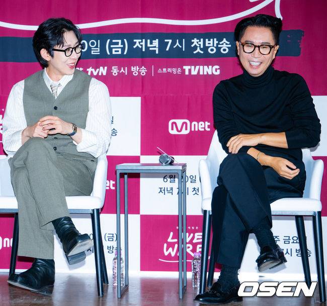 [OSEN=민경훈 기자] 19일 서울 중구 커뮤니티하우스 마실에서 Mnet&nbsp;라이브 음악 토크쇼&nbsp;'라이브 와이어' 제작발표회 및 기자간담회가 열렸다.Mnet ‘라이브 와이어’는 음악으로 사람과 사람을 연결하는 릴레이 방식의 음악 토크쇼로, 매 회 아티스트가 다음 아티스트를 직접 지목하며 무대를 이어가는 독특한 형식으로 주목받고 있다. 정재형과 코드 쿤스트는 이번 프로그램을 통해 처음으로 MC 호흡을 맞추며 색다른 시너지를 예고했다.MC 코드 쿤스트와 정재형이 기자간담회에서 환하게 웃고 있다. 2025.06.19 /rumi@osen.co.kr