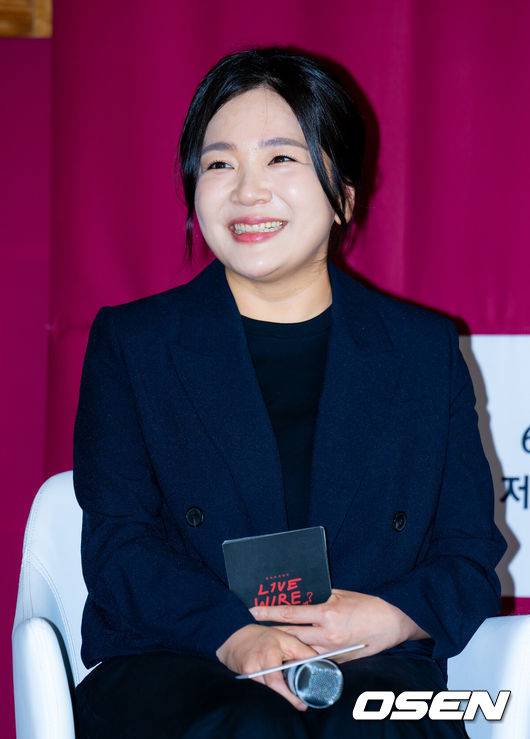 [OSEN=민경훈 기자] 19일 서울 중구 커뮤니티하우스 마실에서 Mnet&nbsp;라이브 음악 토크쇼&nbsp;'라이브 와이어' 제작발표회 및 기자간담회가 열렸다.Mnet ‘라이브 와이어’는 음악으로 사람과 사람을 연결하는 릴레이 방식의 음악 토크쇼로, 매 회 아티스트가 다음 아티스트를 직접 지목하며 무대를 이어가는 독특한 형식으로 주목받고 있다. 정재형과 코드 쿤스트는 이번 프로그램을 통해 처음으로 MC 호흡을 맞추며 색다른 시너지를 예고했다.신유선 PD가 기자간담회에서 미소짓고 있다. 2025.06.19 /rumi@osen.co.kr