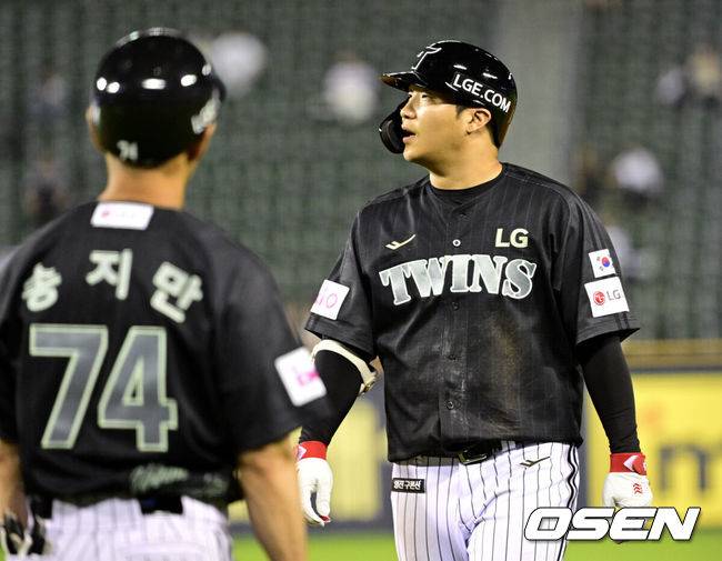 [OSEN=잠실, 조은정 기자]18일 오후 서울 잠실구장에서 ‘2025 신한 SOL BANK KBO리그’ LG 트윈스와 NC 다이노스의 경기가 열렸다.이날 LG는 치리노스를, NC는 김녹원을 선발투수로 내세웠다.4회말 1사 만루 LG 문보경이 2루수 땅볼로 타점을 올린 뒤 아쉬워하고 있다. 2025.06.18 /cej@osen.co.kr