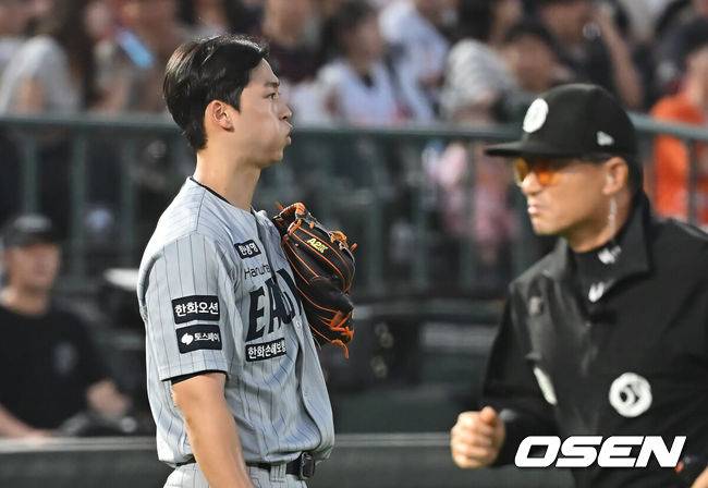 [OSEN=부산, 이석우 기자] 18일 부산 사직야구장에서 2025 신한 SOL 뱅크 KBO 리그 롯데 자이언츠와 한화 이글스의 경기가 열렸다. 홈팀 롯데는 홍민기가, 방문팀 한화는 엄상백이 선발 출전했다.한화 이글스 엄상백이 4회말 2사 1,3루 롯데 자이언츠 김동혁에게 좌중간 2타점 3루타를 맞고 허탈해 하고 있다. 2025.06.18 / foto0307@osen.co.kr