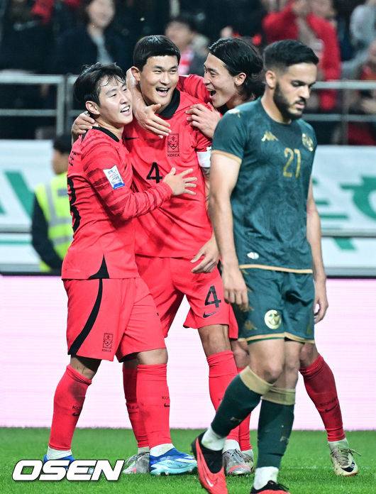 [OSEN=지형준 기자] 위르겐 클린스만 감독이 이끄는 대한민국 축구 국가대표팀이 13일 오후 8시&nbsp;서울월드컵경기장에서 튀니지와 국가대표 친선경기서 이강인의 2골 1도움 슈퍼 활약을 앞세워 4-0으로 승리했다.후반 대한민국 김민재가 3-0으로 앞서가는 헤더골을 성공시키며 이강인, 조규성과 기뻐하고 있다. 2023.10.13 /jpnews@osen.co.kr