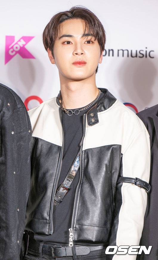 [OSEN=도쿄, 최재현 기자] 12일 오후 일본 치바 마쿠하리 멧세(Makuhari Messe)에서 '케이콘 재팬 2023 (KCON JAPAN 2023)' 1일차 포토월 행사가 진행됐다.12~14일 동안 도쿄 치바 마쿠하리 멧세에서 열리는 '케이콘(KCON) 2023 재팬'은 K-팝 및 글로벌 음악 아티스트 23팀이 참여해 특별 퍼포먼스와 협업 무대로 채워졌다.콘서트 첫 날은 아이엔아이,&nbsp;저스트비, 니쥬,&nbsp;스테이씨,&nbsp;더보이즈,&nbsp;최예나, 에잇턴이 공연을 펼친다. 이튿날은 에이비식스, 에이티비오,&nbsp;에이티즈,&nbsp;디엑스틴, 제이오원, 르세라핌,&nbsp;비비지, 엑스지가, 마지막날은 제로베이스원, 엔하이픈, 아이콘, 있지,&nbsp;케플러 ,템페스트, 싸이커스, 앤팀이 무대를 선보인다.그룹 더보이즈 주학년이 포토타임을 갖고 있다 .  2023.05.12 / hyun309@osen.co.kr