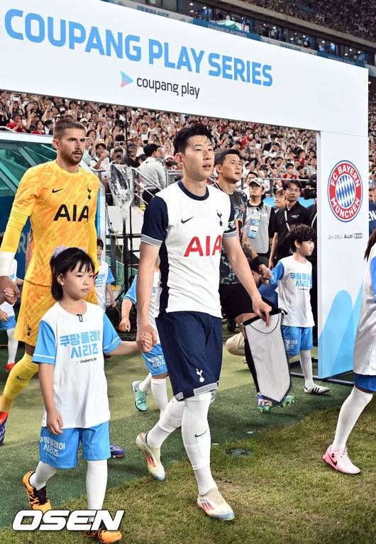 [OSEN=서울월드컵경기장, 조은정 기자]] 김민재(28, 바이에른 뮌헨)가&nbsp;손흥민(32, 토트넘)에게 향하는 공을 깔끔하게 막아내는 장면은 쿠팡플레이 시리즈 2경기 하이라이트였다.뮌헨은 3일 오후 8시 서울월드컵경기장에서 열린 토트넘과 2024 쿠팡플레이 시리즈 2경기에서 2-1로 이겼다.1900년 창단&nbsp;이후 첫 방한으로 치른 경기에서 뮌헨은 승전고를 울렸다. 김민재가 손흥민을 상대로 판정승을 거뒀다.&nbsp;토트넘 손흥민, 뮌헨 김민재가 경기장을 입장하고 있다. 2024.08.03 /cej@osen.co.kr