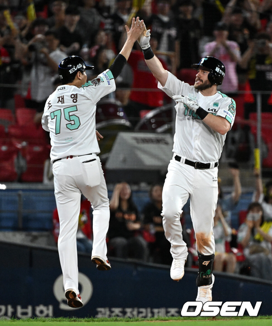 [OSEN=광주, 이대선 기자] 19일 오후 광주-기아 챔피언스필드에서 2025 신한 SOL Bank KBO리그 KIA 타이거즈와 KT 위즈의 경기가 열렸다.KIA는 올러, KT는 배제성을 선발 투수로 내세웠다.7회말 2사 3루에서 KIA 위즈덤이 좌중월 투런 홈런을 치고 환호하고 있다. 2025.06.19 /sunday@osen.co.kr