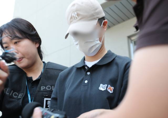 ▲육군 12사단 훈련병 사망사건과 관련해 규정을 위반한 군기훈련(얼차려)을 실시한 혐의로 중대장(대위)이 21일 오전 강원 춘천지방법원에서 열린 구속 전 피의자 심문(영장실질심사)을 마치고 법원을 나오고 있다. ⓒ연합뉴스