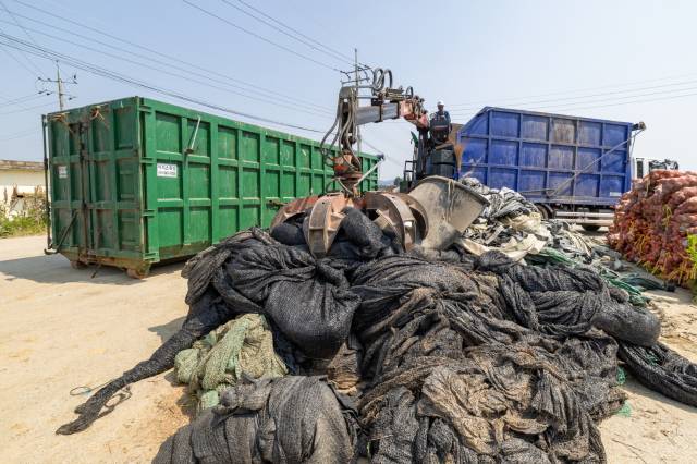 ▲익산지역 행정과 각급 기관의 200여 명이 대거 참여해 농경지 배수로와 비닐하우스 주변에 방치된 폐비닐과 보온커튼 등 적치물을 수거했다. 18일 하루에만 수거된 적치물 ⓒ익산시