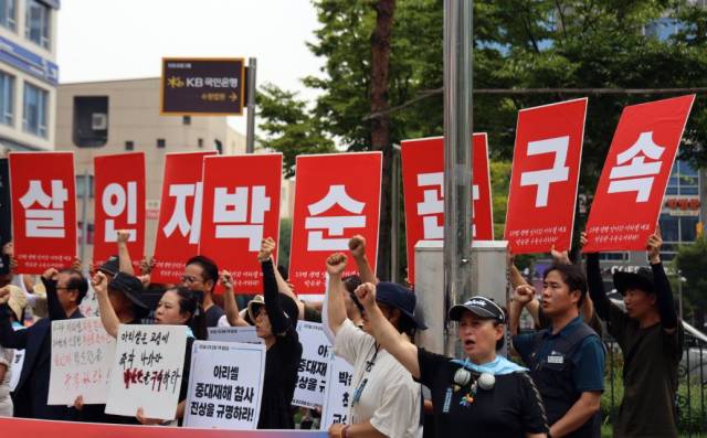 ▲26일 오전 아리셀 중대재해 참사 대책위원회 및 가족협의회 관계자들이 경기 수원시 수원지법 앞에서 기자회견을 열고 박순관 아리셀 대표 등의 구속을 촉구하는 발언을 하고 있다. 이들은 기자회견 후 유가족 15명의 자필 탄원서와 박 대표의 구속을 촉구하는 5천600여 명의 서명을 수원지법에 전달했다. ⓒ연합뉴스