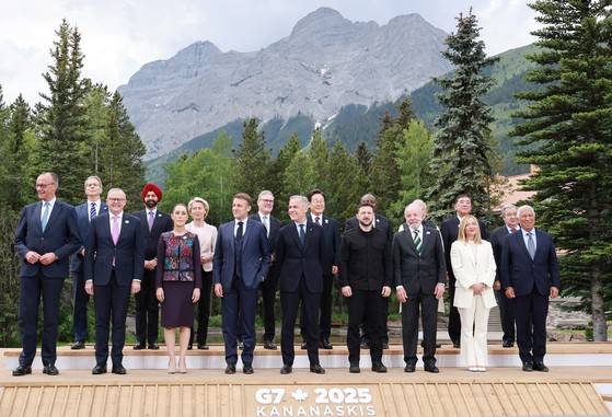 이재명 대통령이 17일(현지시간) 캐나다 앨버타주 카나나스키스 주요 7개국(G7) 정상회의장에서 의장국 마크 카니 캐나다 총리이시바 시게루 일본 총리 등 G7 및 초청국 정상들과 함께 기념촬영을 하고 있다. 〈출처