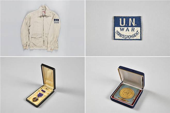왼쪽위부터 시계 방향으로 유엔 종군기자 패치가 부착된 야전용 자켓, 유엔 종군기자 패치, 유엔군 사령부 휴전 협정 기념 문진, 전상훈장과 상장