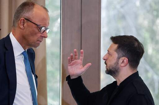 지난 17일(현지시간) 캐나다에서 열린 주요 7개국(G7) 정상회의에 참석한 프리드리히 메르츠 독일 총리(왼쪽)가 볼로디미르 젤렌스키 우크라이나 대통령과 대화하고 있다. AFP연합뉴스