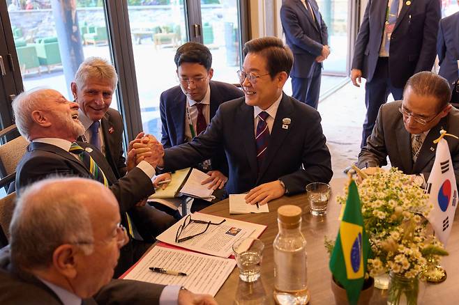 이재명 대통령과 루이스 이나시우 룰라 다시우바 브라질 대통령이 17일(현지시간) 캐나다 앨버타주 캐내내스키스 주요 7개국(G7) 정상회의장에서 한·브라질 정상회담을 하고 있다. 대통령실사진기자단&nbsp;
