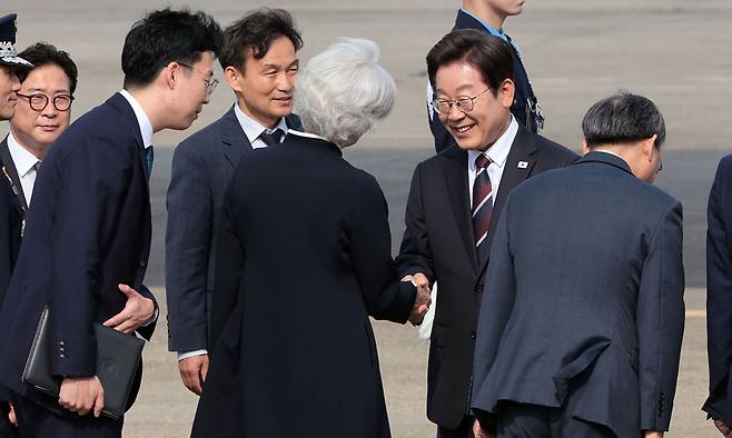 지난 16일 경기 성남 서울공항에서 G7 정상회의 참석을 위해 캐나다로 떠나는 이재명 대통령이 배웅을 나온 타마라 모휘니 주한 캐나다 대사와 악수하고 있다. 모휘니 대사는 이날 상의로 감색 두루마기 한복을 입어 눈길을 끌었다. 연합뉴스