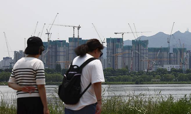 서울 용산구 한강시민공원에서 바라본 아파트 건설현장 모습. 뉴시스