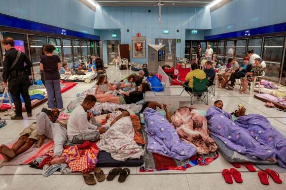 이스라엘과 이란의 무력 분쟁이 닷새째를 맞은 17일(현지시간) 이스라엘 수도 텔아비브 동쪽에 위치한 도시 라마트간의 지하철역에서 이스라엘 시민들이 침낭을 펴고 이란의 미사일 공습에 대비해 하룻밤을 묵을 준비를 하고 있다.  라마트간 AFP 연합뉴스