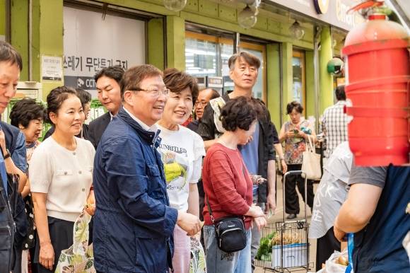 김경호(맨 앞) 서울 광진구청장이 중곡제일시장을 방문해 구민들과 대화하고 있다. 광진구 제공