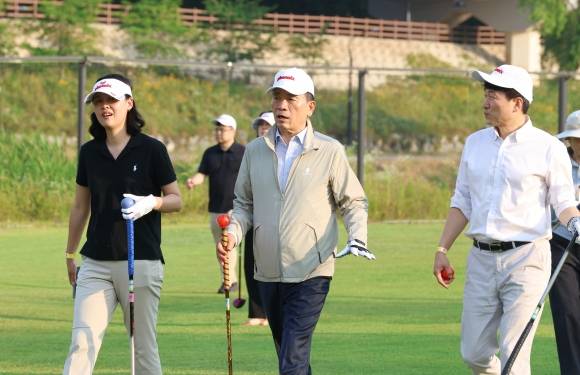 조성명(가운데) 서울 강남구청장이 세곡동 탄천 일대에 조성된 파크골프장을 점검하고 있다. 강남구 제공