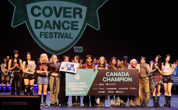 지난 15일(현지 시간) 캐나다 캘거리의 쥬빌리 오디토리움에서 열린 ‘2025 K팝 커버댄스 페스티벌 인 캐나다’ 우승팀인 솔라브이(SolarV) 멤버들이  K팝 걸그룹 하이키 멤버들과 기념 촬영을 하고 있다. 주캐나다한국문화원 제공.