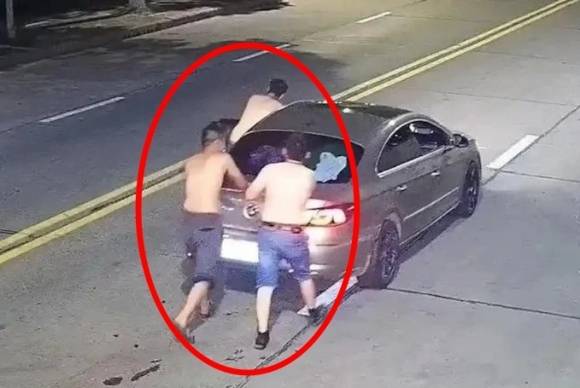 현지시간으로 11일  후베이성(省) 상양시(市)에서 남성 3명이 술을 마신 뒤 자동차에 타지 않고 미는 모습. 웨이보 영상 캡처