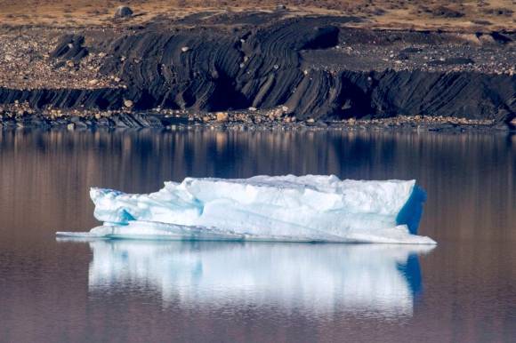 2025년 6월 8일(현지시간) 아르헨티나 산타크루즈주 엘 칼라파테 인근 로스 글레이시아레스 국립공원의 아르헨티나 호수에 페리토 모레노 빙하에서 분리된 해빙이 떠 있다. AFP 연합뉴스