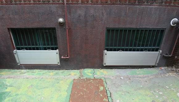 17일 경기 군포시 산본동 한 다세대주택 반지하 창문에 수해 예방용 차수판이 설치돼 있다. 2025.06.17. 뉴시스