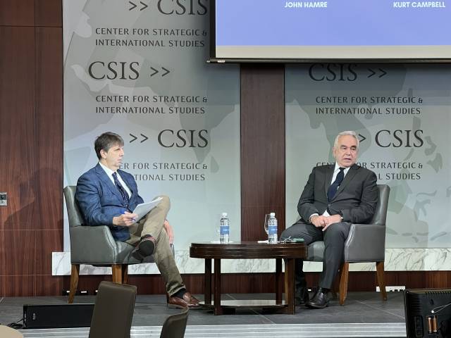 커트 캠벨(오른쪽) 전 미 국무부 부장관이 18일(현지 시간) 워싱턴 CSIS에서 열린 좌담에서 마크 리퍼트 전 주한 미국 대사와 대화를 나누고 있다. 이태규 특파원