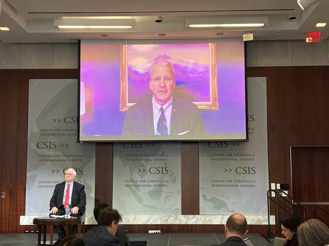댄 설리번(가운데) 미 상원의원(공화, 알래스카)이 18일(현지 시간) CSIS에서 열린 포럼에서 화상으로 연설을 하고 있다. 이태규 특파원