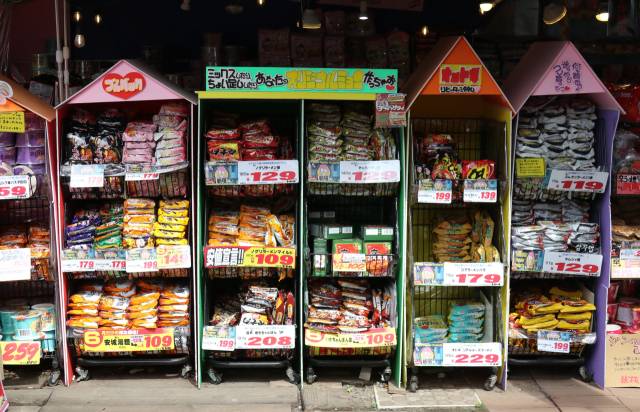 도쿄 신오쿠보의 한 상점에서 한국 라면이 판매되고 있다. 연합뉴스