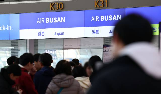인천국제공항 1터미널 출국장에 일본으로 향하는 여행객들이 탑승 수속을 하고 있다. 연합뉴스