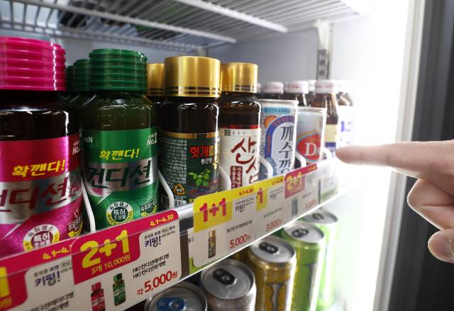 서울 종로구의 한 편의점에 숙취해소 음료가 진열돼 있다. 연합뉴스