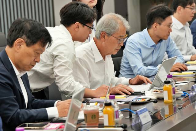 임종룡(왼쪽 세 번째) 우리금융그룹 회장이 18일 그룹 본사에서 챗GPT 업무 활용 실습을 하고 있다. 사진 제공=우리금융그룹