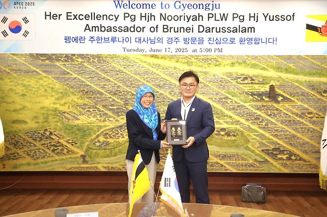 &nbsp;17일 경주시청을 공삭 방문한 펭에란 하자 누리야 유소프 주한 브루나이대사(왼쪽)가 송호준 경주부시장으로부터 방문 기념으로 신라금제귀걸이(모형)를 전달받고 있다. ⓒ경주시&nbsp;