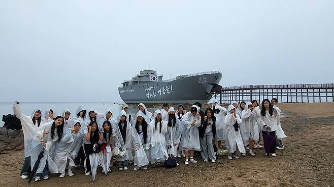 &nbsp;조국을 위해 몸바친 전몰 학도의용군을 추념하기 위해 격전 현장을 찾은 선덕여중 학생들의 모습 ⓒ선덕여중&nbsp;