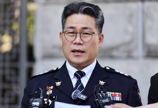 백해룡 전 영등포경찰서 형사과장(경정)이 지난 12일 서울 서초구 대검찰청 앞에서 인천세관 마약 밀수 연루 의혹 관련 합동수사팀 출범에 대해 입장을 밝히고 있다. ⓒ연합뉴스