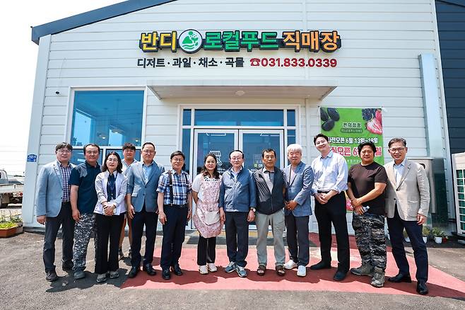 김덕현 연천군수(가운데)와 관계자들이 농촌융복합 거점 '반디로컬푸드 직매장'에서 사진 촬영을 하고 있다. ⓒ연천군 제공