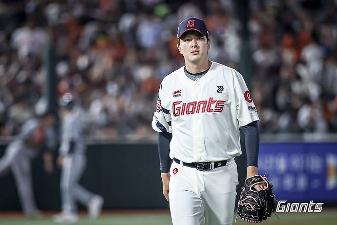 롯데 마무리 김원중이 18일 사직구장에서 열린 한화와 홈경기에 구원등판해 통산 150세이브를 달성했다. 프로야구 원년 구단 롯데에서 150세이브를 달성한 선수는 김원중이 최초다. 사진제공|롯데 자이언츠