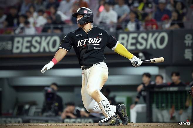 KT 안현민이 올 시즌 30홈런 고지를 밟을 수 있을지 주목된다. 달성한다면 만 22세의 나이로 30홈런 이상을 친 4번째 주인공이 된다. 사진제공｜KT 위즈