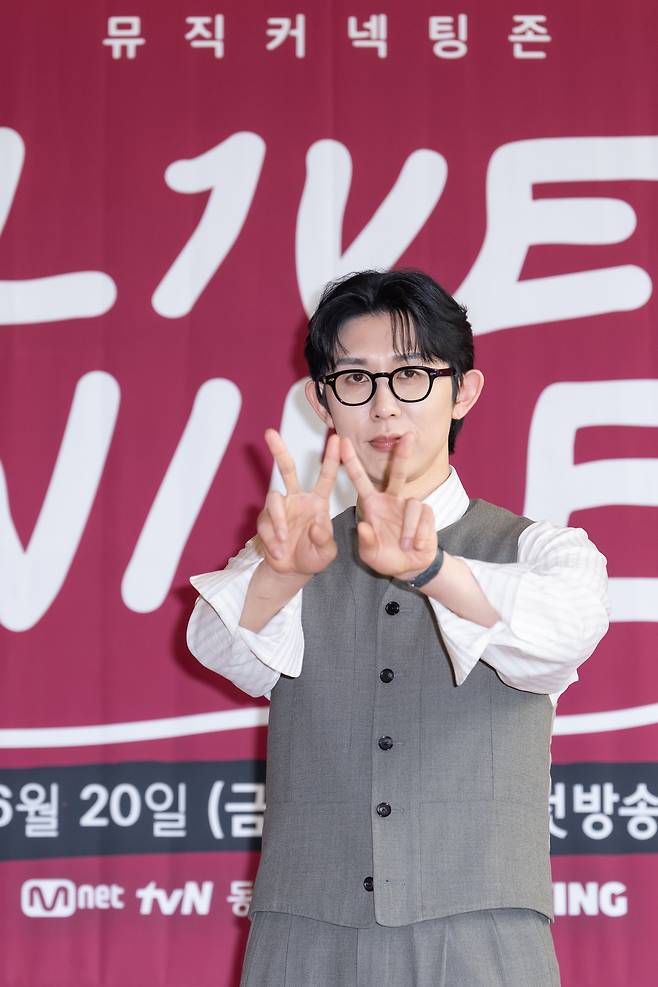 코드 쿤스트가 19일 서울 중구 커뮤니티하우스 마실에서 진행된 엠넷 음악 토크쇼 ‘라이브 와이어’ 제작발표회에서 포즈를 취하고 있다. 엠넷 제공