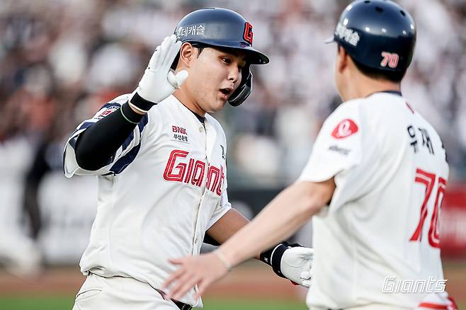 홈런을 치고 그라운드를 돌고 있는 롯데 박재엽. 롯데 자이언츠 제공