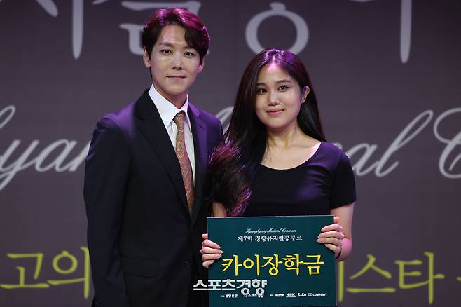24일 서울 중구 경향아트힐에서 열린 2024 경향 뮤지컬콩쿠르에서 카이 특별상을 수상한 유별희가 배우 카이와 함께 기념촬영을 하고 있다. /성동훈 기자