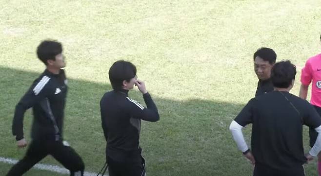 ▲ 안대현 감독(왼쪽) ⓒ대한축구협회 중계화면 캡처