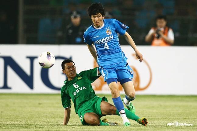 2012년 5월 열린 아시아축구연맹(AFC) 챔피언스리그에서 강민수(오른쪽)에게 태클하고 있는 쉬량. /AFPBBNews=뉴스1