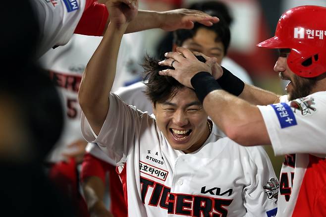 KIA 이창진(가운데) 7회 역전 적시타를 터트린 뒤 더그아웃에서 동료들의 축하 인사를 받고 있다. /사진=KIA 타이거즈 제공